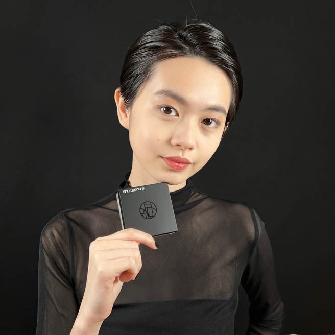 植村秀无极限持妆轻蜜粉的粉体轻盈细致，在肌肤上非常薄透，让妆容清新又持色。（邱映慈摄）