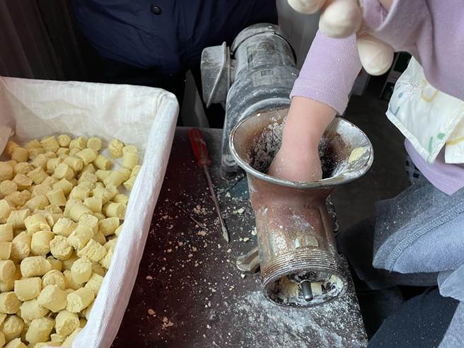 安南区6岁女童手指卡在绞肉机内，脱困后竟只有些微红肿，消防人员直呼幸运。（读者提供／程炳璋台南传真）