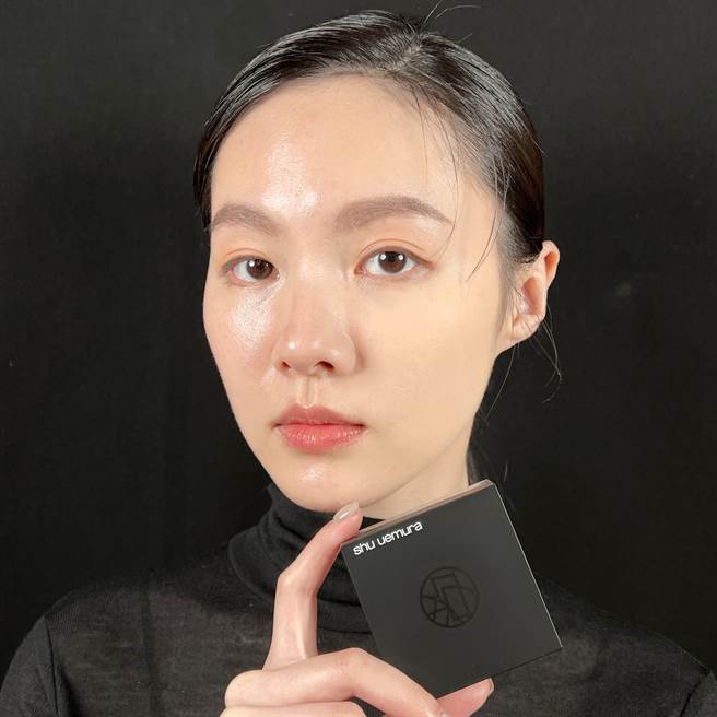 使用前后对比，植村秀无极限持妆轻蜜粉可以自然校正、提亮亚洲蜡黄肤色，呈现彷佛开滤镜般的美肌。（邱映慈摄）