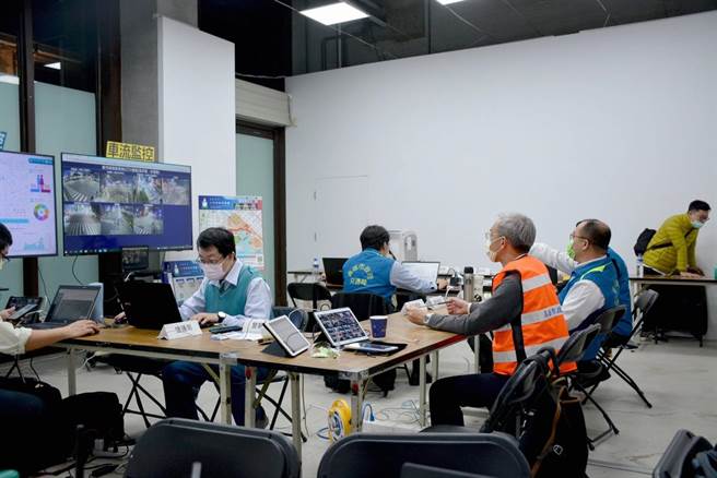 智慧仪表板监控活动灯会交通状况。（高雄交通局提供／洪靖宜高雄传真）