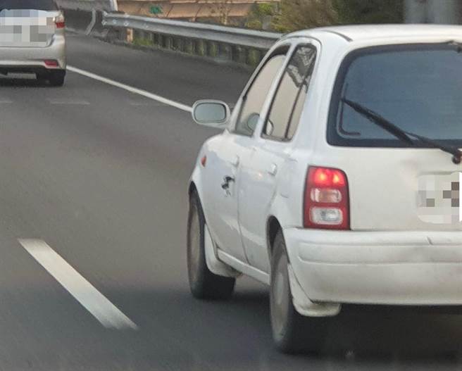 一名男网友发现，一辆白色小客车的车门上竟挂着一串车钥匙，忍不住惊呼「阿伯，你的钥匙很惊吓」。（图／翻摄脸书社团爆废公社公开版）