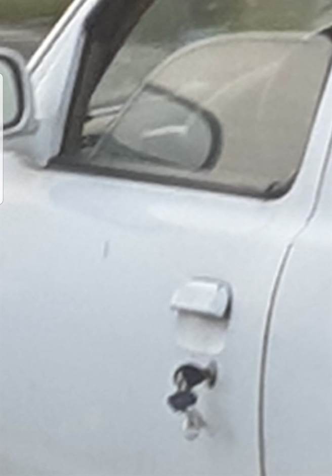 眼尖的男网友发现隔壁车的车门上挂着东西，放大一看才惊觉，那是一串车钥匙。（图／翻摄脸书社团爆废公社公开版）