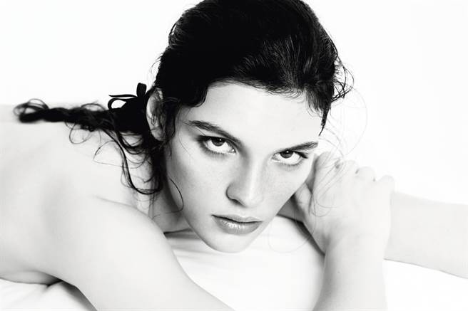 Jo Malone London、娇兰、narciso rodriguez纳西索、FURLA推出香水新品，图中为narciso rodriguez纳西索嫣红缪思女性香精主视觉图。（图／品牌提供）