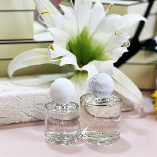 Jo Malone London全新地中海花园系列香水的瓶盖呈现大理石、鹅卵石纹路，每个瓶盖都略有不同。（邱映慈摄）