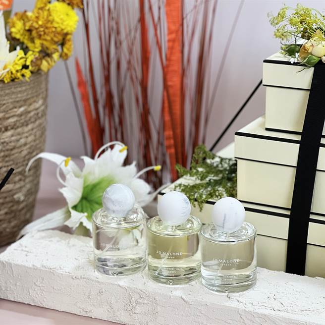 地中海花园系列推出两款全新香水：地中海水仙香水和地中海苦橙香水，并復刻回归极受欢迎的合欢花香水。（邱映慈摄）