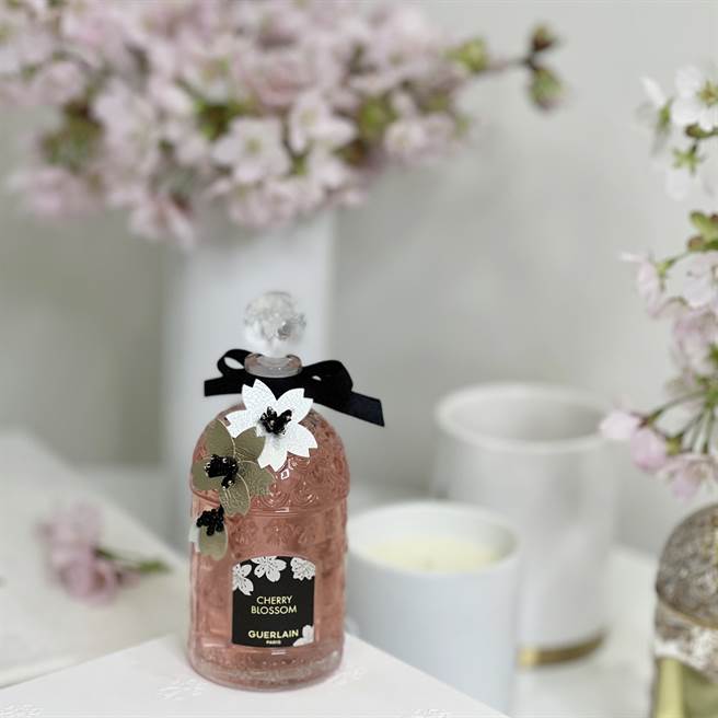 娇兰特别与日本艺术家杉浦今日子创立的刺绣工作室「今日子创艺工坊」合作，匯集多位手艺精湛的日本刺绣工艺家，为2022年版樱花香水瓶订制精美高贵的花卉装饰。（邱映慈摄）