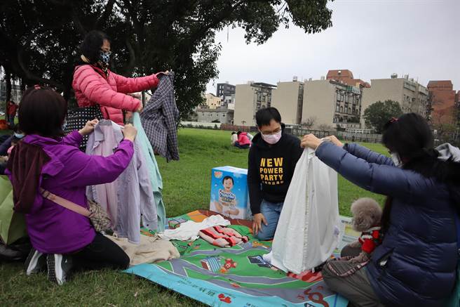 竹市環保局舉辦免廢市集‧野餐派對，邀請民眾前來擺攤，將家中不用的物品供需要的人索取。（邱立雅攝）