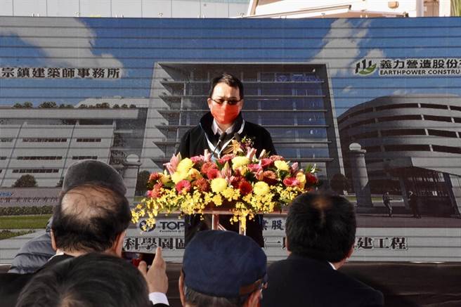 台中市府祕書長黃崇典肯定拓凱實業對台中經濟發展貢獻卓著。（台中市府提供／盧金足台中傳真）