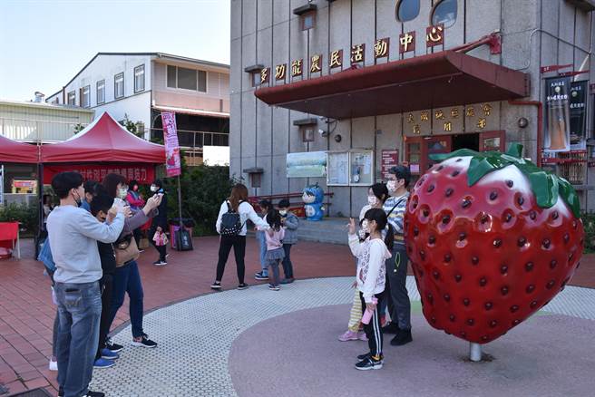 228连假首日天气放晴，许多游客把握好天气涌入大湖採果。（谢明俊摄）