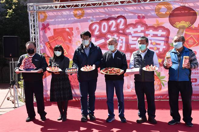 苗栗县长徐耀昌26日上午到大湖乡农会促销草。（谢明俊摄）