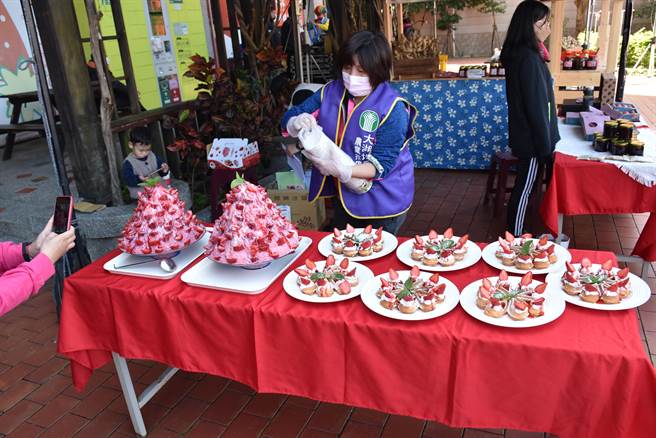 大湖乡农会准备了草莓雪花冰和小点心供游客免费试吃。（谢明俊摄）