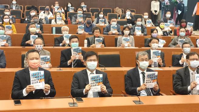 前交通部長、中華民國無任所大使林佳龍（前排左二）今（26）日受邀到高雄演講。（柯宗緯翻攝）