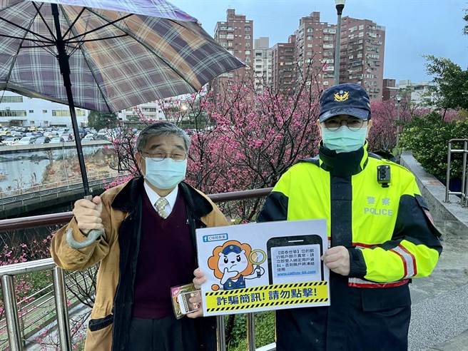 北市保大在內湖樂活夜櫻季設置機動派出所，並宣導防疫反詐騙。（翻攝照片／林郁平台北傳真）