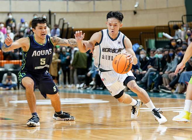 台啤後衛蔣淯安運球切入，海神亞外布銳克曼全力阻擋。(T1聯盟提供)