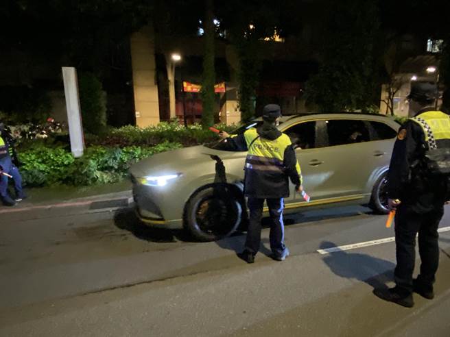 适逢228连续假期，为避免「报復性酒摊」衍生酒后驾车情形，永和警分局预告周末连续3天将封路执行取缔酒驾专案勤务。（永和警分局提供）