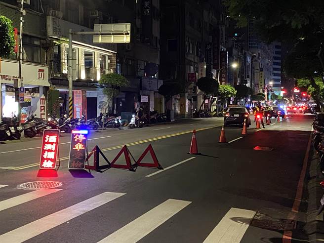 适逢228连续假期，为避免「报復性酒摊」衍生酒后驾车情形，永和警分局预告周末连续3天将封路执行取缔酒驾专案勤务。（永和警分局提供）