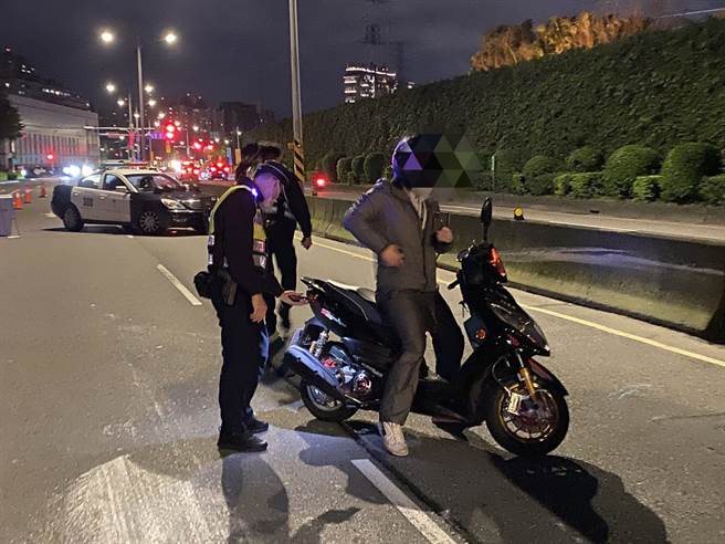 适逢228连续假期，为避免「报復性酒摊」衍生酒后驾车情形，永和警分局预告周末连续3天将封路执行取缔酒驾专案勤务。（永和警分局提供）