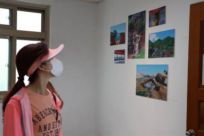 新北市政府自110年9月17日起于水湳洞渔港设置「水湳洞渔港（村）摄影展览」，透过与摄影者合作，展览水湳洞地区的摄影作品。（渔业处提供）