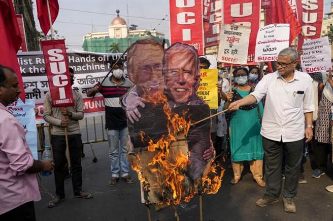 印度一名抗议人士于2月26日在加尔各答焚烧俄罗斯总统普丁和美国总统拜登的头像，以抗议俄罗斯入侵乌克兰。（美联社）