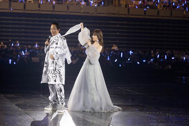 梁靜茹（右）稱讚吳宗憲精心打扮，答應讓他加唱歌曲。（寬魚國際／圓頂文化提供）