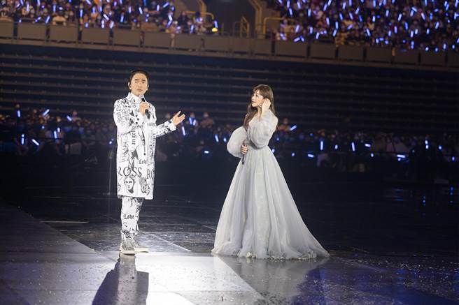 吳宗憲（左）在台上妙語如珠，讓梁靜茹招架不住。（寬魚國際／圓頂文化提供）