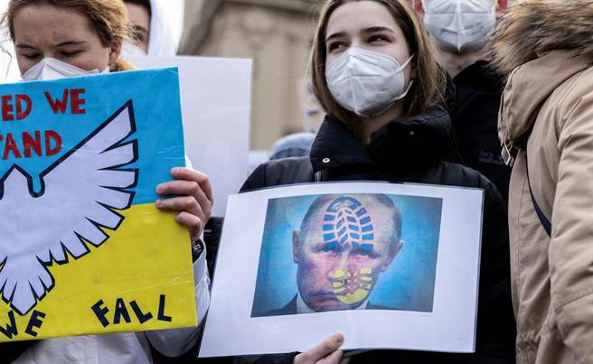 德国民眾26日在慕尼黑集会，抗议俄罗斯入侵乌克兰。（图／路透社）
