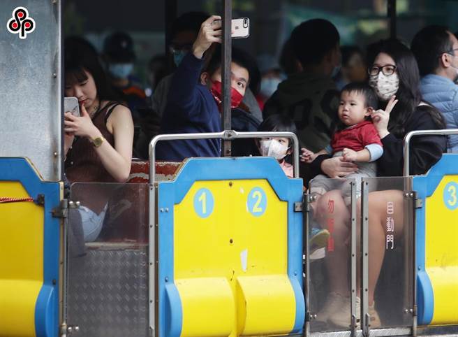 228连续假日第一天，天气放晴温度回升，民眾纷纷出门，木栅动物园挤满了大批人潮。（季志翔摄）