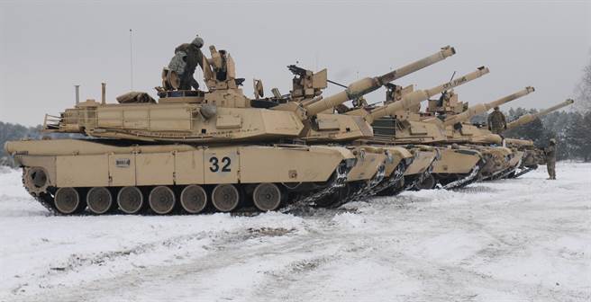 专家指出，在乌克兰遭俄罗斯入侵之后，波兰将在美国欧洲军事计画中占据与台湾类似的地位。图为部署于该国的美军M1A2。（图／DVIDS）