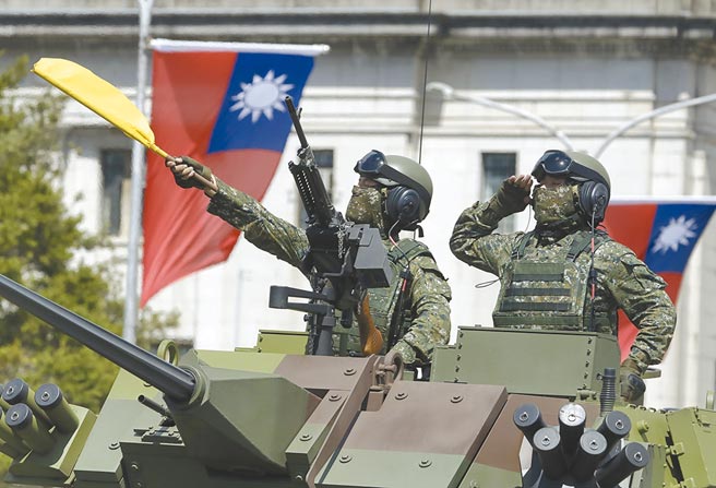 俄乌战事引发各方忧虑台海局势，外资连两天从台股提款合计逾千亿元。图为国军于国庆日敬礼画面。图／美联社