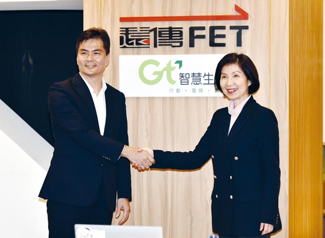 远传与亚太电信25日晚间宣布合併，远传电信总经理井琪（右）及亚太电信董事长陈鹏共同说明细节。图／顏谦隆