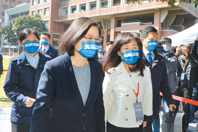 蔡英文总统25日于台南出席活动，除了谴责俄罗斯对乌克兰主权的侵害，也信心喊话，强调国安国军24小时坚守台海，请国人放心。（曹婷婷摄）