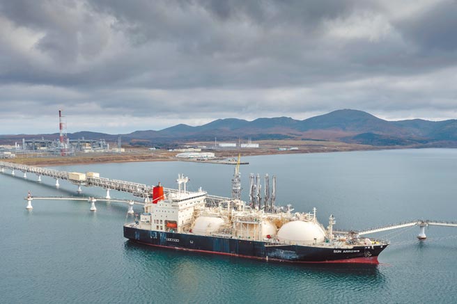 西方國家掀起新一波制裁，白宮點名將聯手台日，對俄羅斯進行高科技出口管制。圖為去年底從俄羅斯港口出發的天然氣貨輪。（美聯社）