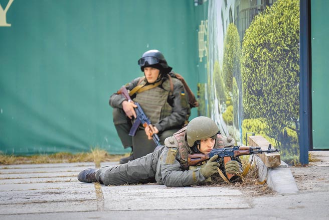 俄罗斯军队在乌克兰攻势凌厉，25日传出首批部队已推进到乌国首都基辅市中心以北10公里。图为乌克兰士兵25日在基辅市中心进入防卫态势，以抵御攻击。（美联社）