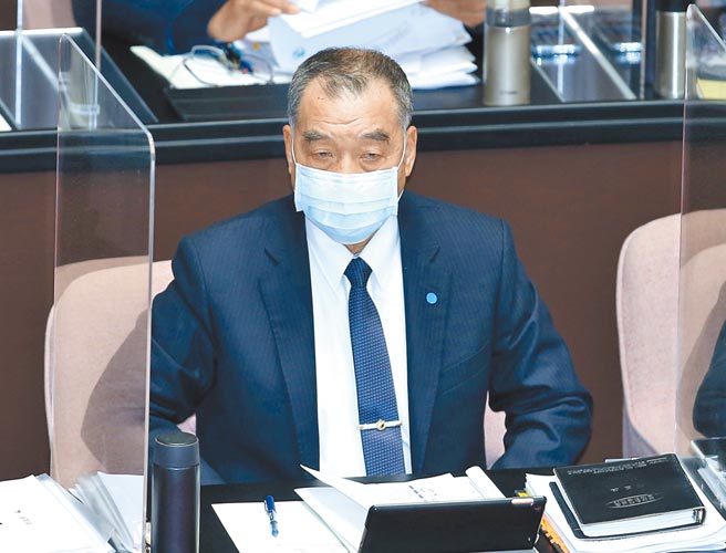 立法院25日开议，针对俄罗斯入侵乌克兰行动，国防部长邱国正表示，国军密切关注对岸是否与俄乌之间的问题产生连动，并表示「自己的国家要自己防卫」。（姚志平摄）