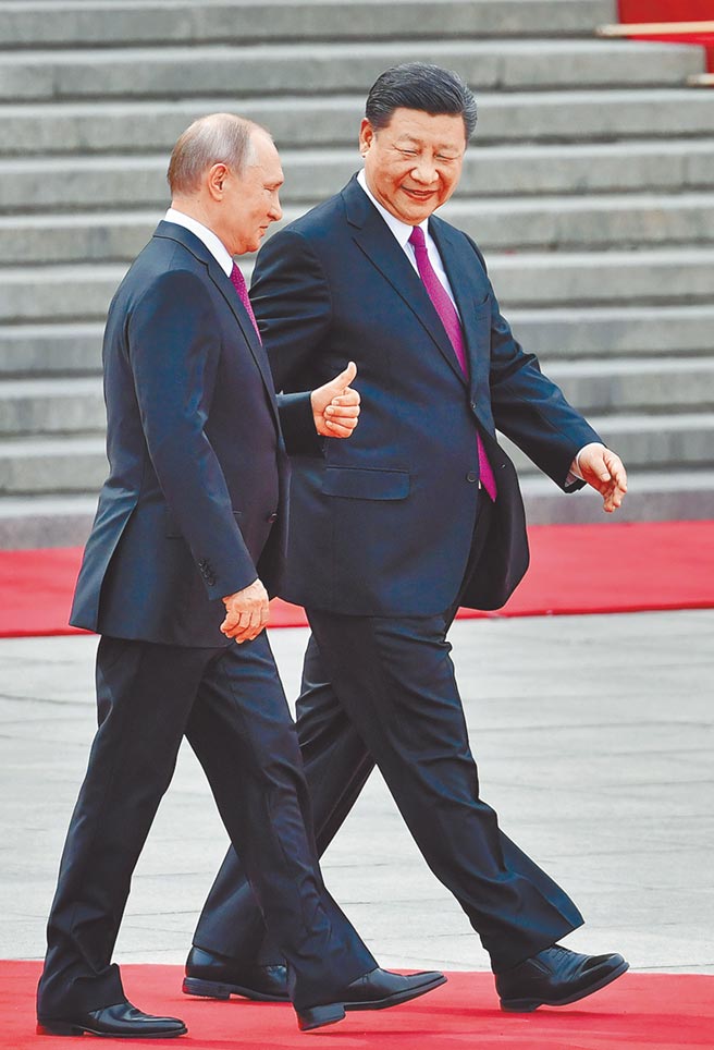 學者分析，烏克蘭局勢可讓美國和歐洲分散對付中國的心力。圖為2018年6月中共總書記習近平（右）歡迎到訪北京的俄國總統普丁（左）。（中新社）