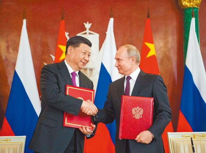 当全世界的焦点置于俄国与乌克兰，以及在战后东欧乃至于欧洲国际局势的重整之际，中国或许有可能改变其战狼式的外交，在美俄之间扮演调停者或平衡者的角色，再获得一段「战略机遇期」。图为2019年6月，习近平与普丁在莫斯科会谈，并签署多项文件。（新华社）