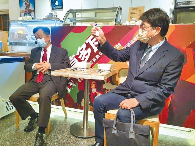 陸委會主委邱太三（左）、副主委邱垂正（右）25日出席電影《時代革命》放映。（陳冠宇攝）