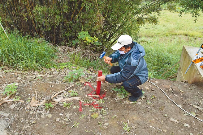 造桥乡坤舆掩埋场业主25日上午申请地政机关鑑界，并随即钉上界椿。（谢明俊摄）
