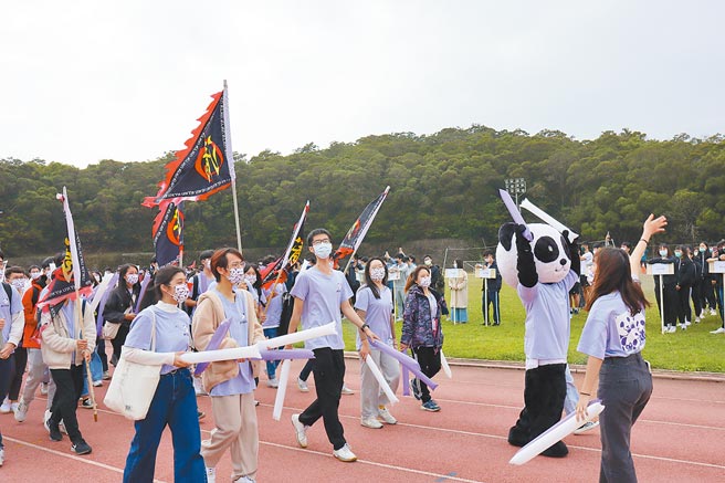 停办3届的梅竹赛终于在今年顺利开打，开幕式上清华火力班与吉祥物熊猫一同进场。（邱立雅摄）