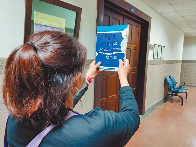 高雄盐埕区城中城46死大火案25日首次开庭，主嫌黄格格不认罪，一女家属看黄狡辩当场气哭，还拿出亡母的照片「要让母亲看看是谁害死她」，希望法官判她死刑。（袁庭尧摄）