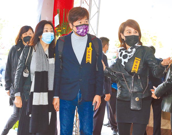 洪榮宏（左）、向娃昨到場送巴戈最後一程。（粘耿豪攝）