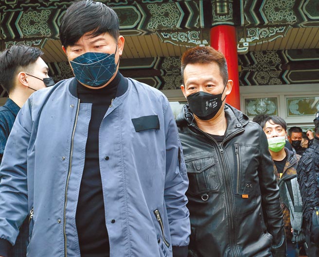 曾國城（前）、郭子乾昨赴巴戈告別式致意，心情不捨。（粘耿豪攝）