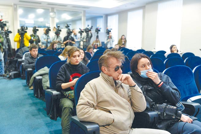 西恩潘（左）前進烏克蘭拍攝戰爭紀錄片。 （路透）