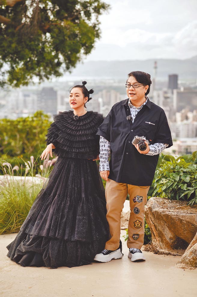 小S（左）與蔡康永在《熙娣想聊》合體，重現昔日主持的好默契。（CATCHPLAY+提供）