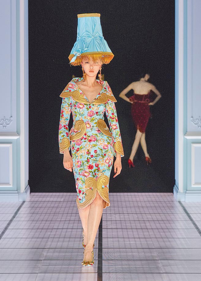 MOSCHINO把古典燈具製成帽子、復古花布化作洋裝，將古典、超現實、未來元素相互融合。（MOSCHINO提供）