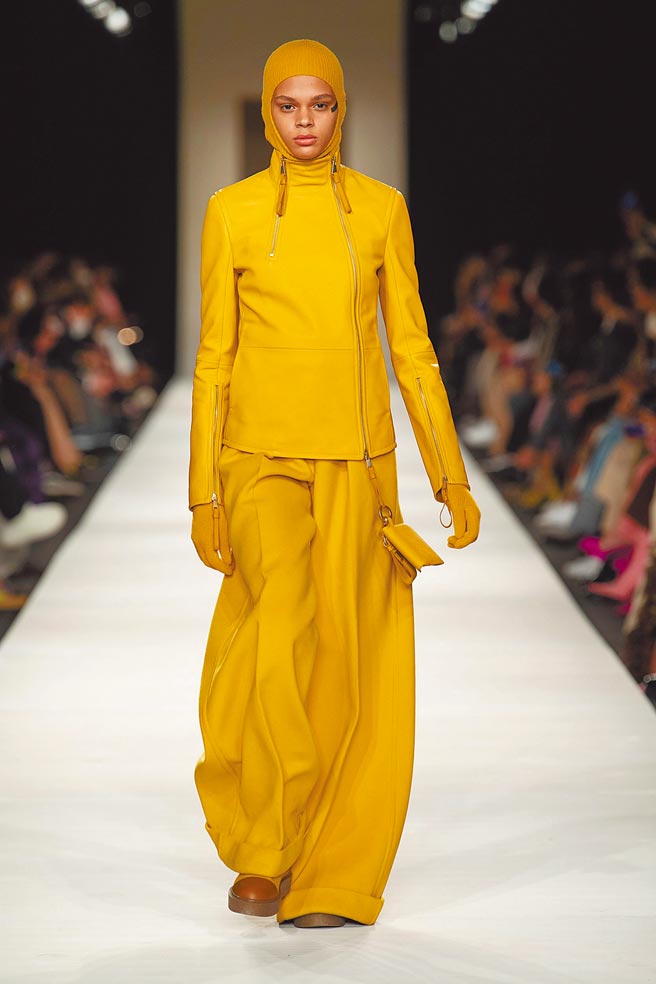 MaxMara厚铺棉外套、宽裤等，充满飞行的流行元素。（CFP）