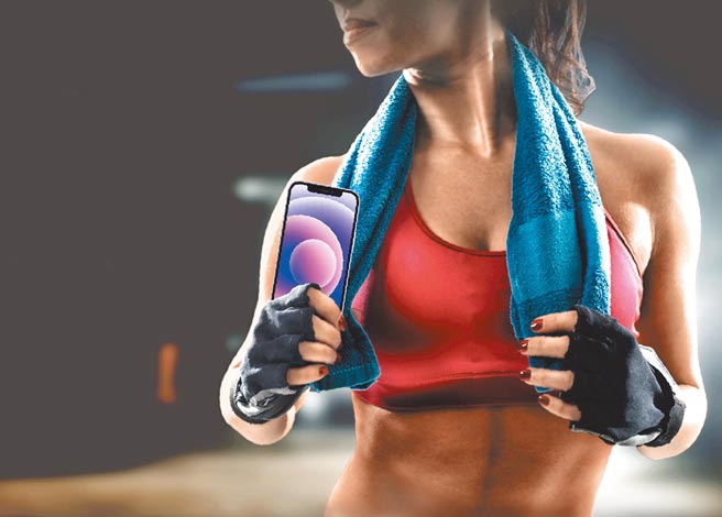 亚太电信《MoveV》AI科技健身教练服务陪民眾甩油（见图），祭出首月0元限时优惠，第2个月起月租也只要129元，3月起申办指定方案加赠丹堤早餐（送完为止）。（亚太电信提供）