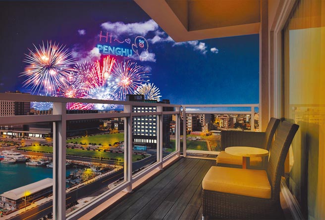 澎湖福朋喜來登酒店讓房客待在房內就能輕鬆欣賞花火秀。（澎湖福朋喜來登酒店提供）