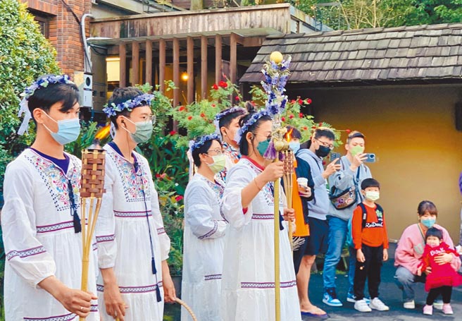 花园祈福仪式，相信幸福降临。（薰衣草森林提供）