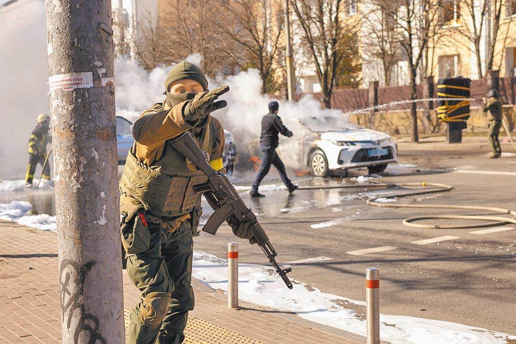 俄乌战事持续不断，26日有住在乌克兰基辅的华人声称出外遭到枪击追赶。（美联社）(photo:ChinaTimes)